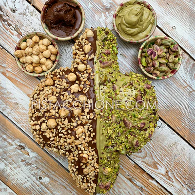 COLOMBUONA: ½ CON CREMA AL PISTACCHIO, GRANELLA E PISTACCHI INTERI, ½ CON CIOCCOLATO DI MODICA E NOCCIOLE TOSTATE, IN OMAGGIO BARATTOLO DI CREMA PISTA
