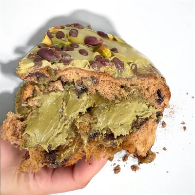 Chocolomba Pistacchione: impasto fluffly al cacao e choco gocce, farcita con 500g di crema al Pistacchio, copertura con pistacchi interi e gocce fonde