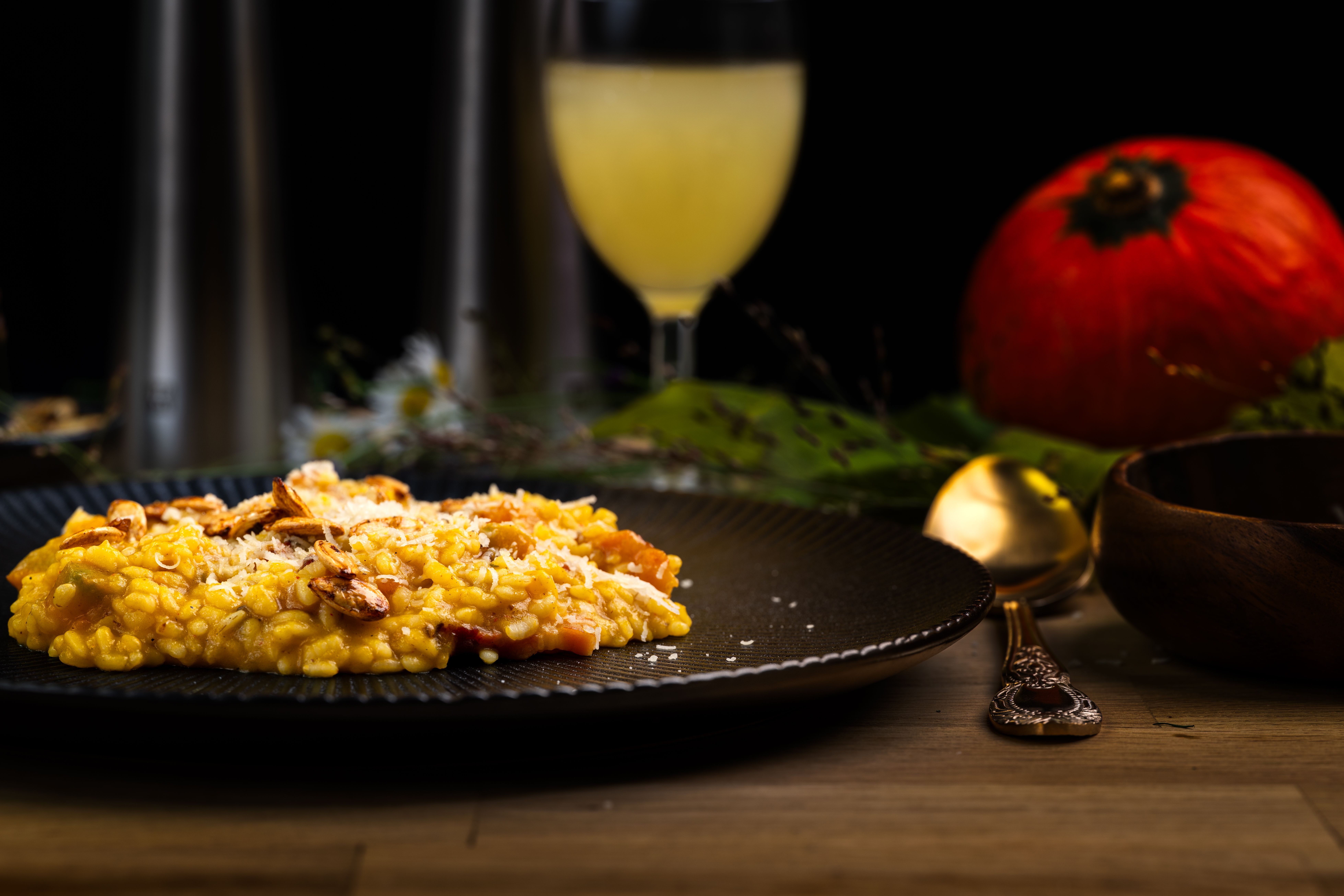 Risotto alla Crema di Zucca Mantovana con Funghi Porcini Trifolati, Mandorle Tostate e Gocce di Gorgonzola Dolce 🎃🍄🧀